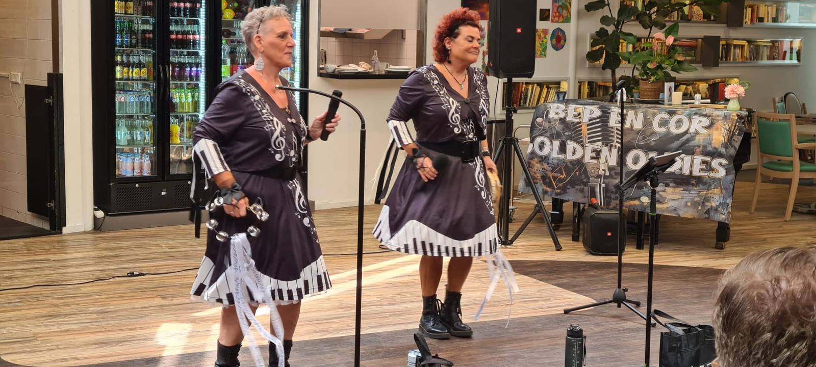 Bep en Cor voor hun Golden Oldies banner